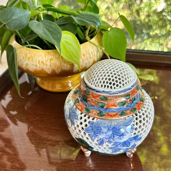 Vintage Japanese Hirado Pierced Porcelain Incense Burner with Lid – Hand-Painted - Picture 12 of 15